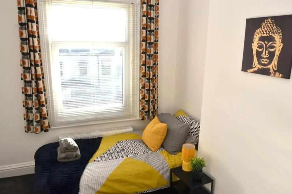 Holiday home Londonderry - 3 Bdr, Sleeps 6, Parking, Wifi, Stockton On Tees City Centre